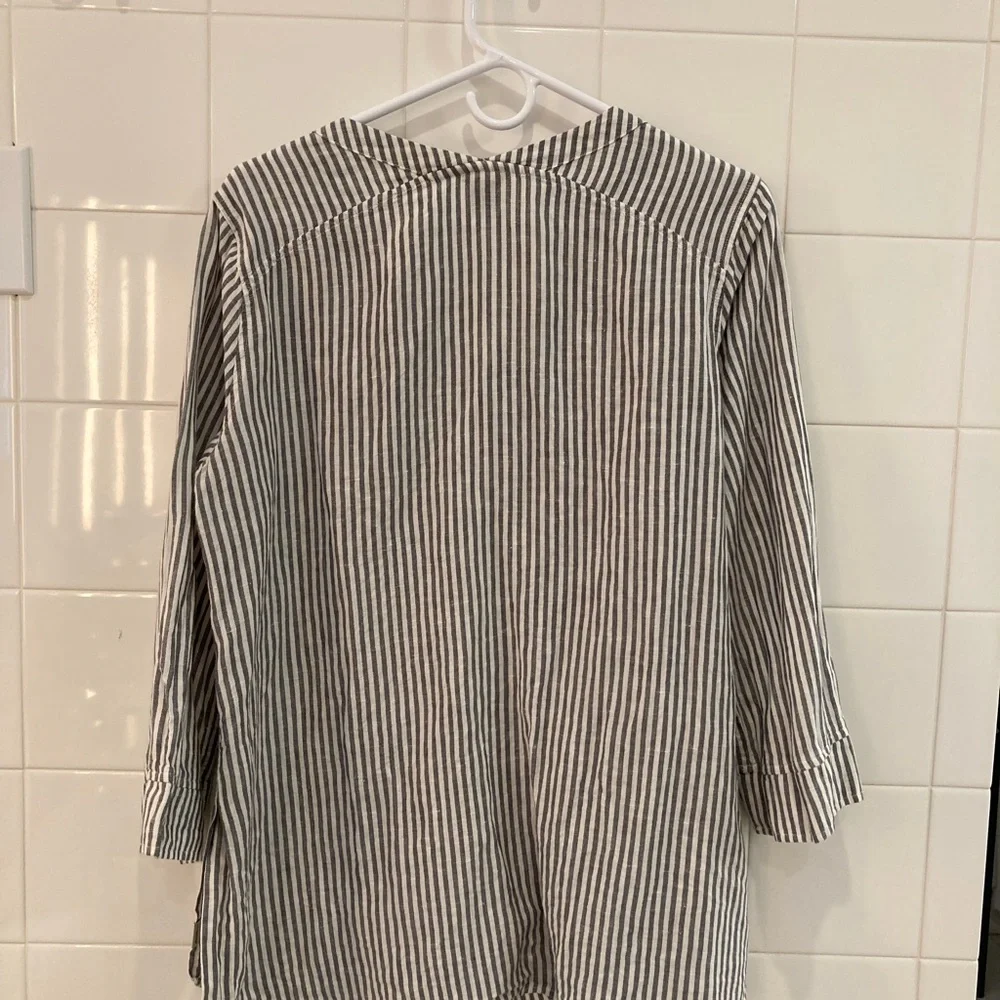 Eddie Bauer Black and White Striped V-Neck Tunic - Picture 4 of 4
